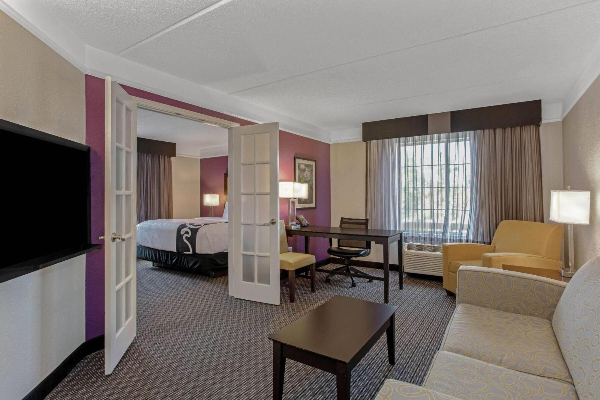 Deluxe King Suite Non-Smoking